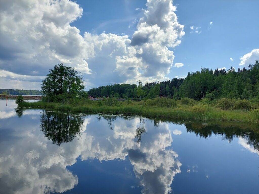 Pilvet heijastuvat järven pintaan