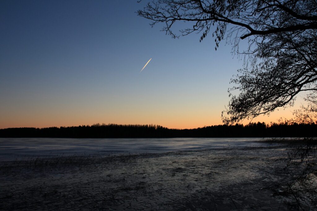 Talvinen järvimaisema Suomesta