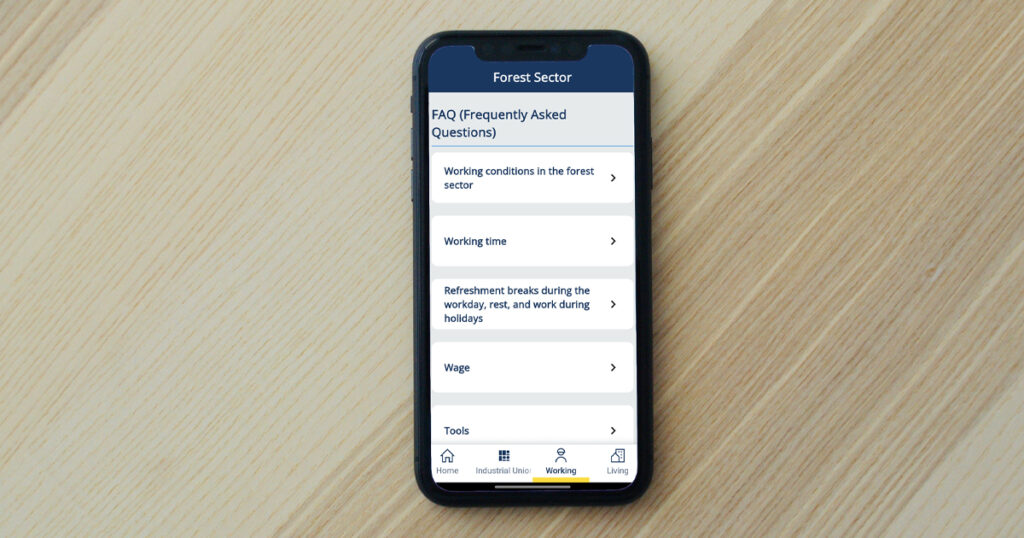 Puisella pöydällä puhelin, jossa näkyy Hermer-sovellus